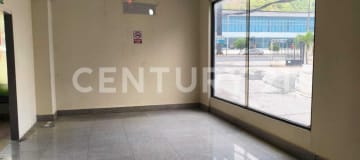 Local comercial 790m² en Av. Carlos Julio Arosemena - Alto flujo