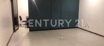 Local/oficina de 40 m² en galería comercial con baño privado