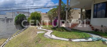 Casa esquinera con vista a la Mitad del Mundo y potencial de inversión