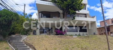 Casa esquinera con vista a la Mitad del Mundo y potencial de inversión