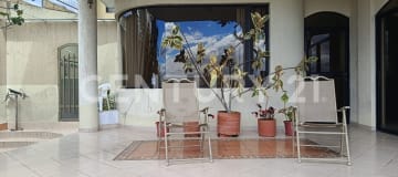 Casa esquinera con vista a la Mitad del Mundo y potencial de inversión