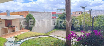 Casa esquinera con vista a la Mitad del Mundo y potencial de inversión