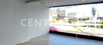 Local/oficina en renta 2do piso, ventanales, parqueo para 2 autos