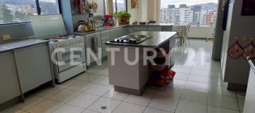 Departamento de 4 dormitorios con jacuzzi y 6 parqueaderos en zona exclusiva