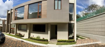 Venta casa Cumbayá 3 dormitorios. En el mejor sitio de Santa Inés