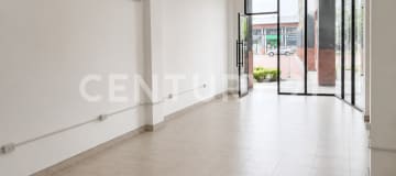 Local esquinero en Costa Brisa - Ideal para negocios - Parqueos incluidos