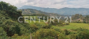 Hacienda 42,000m² cerca de Quito - Piscina y cabañas