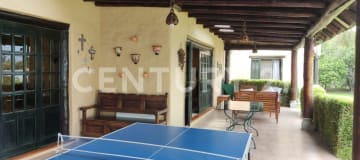 Casa rústica en Tumbaco: 5 dormitorios, jardín y negocio ideal