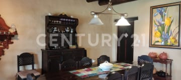 Casa rústica en Tumbaco: 5 dormitorios, jardín y negocio ideal