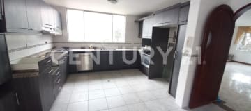 Casa independiente de 4 dormitorios + oficina en sector Embajada