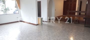 Casa independiente de 4 dormitorios + oficina en sector Embajada