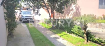 Casa independiente de 4 dormitorios + oficina en sector Embajada