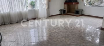 Casa independiente de 4 dormitorios + oficina en sector Embajada