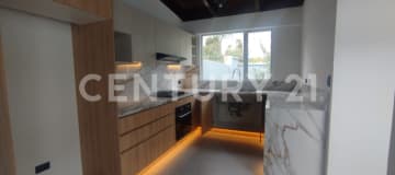 Depto. 97m² en renta con patio y 2 parqueaderos - A4