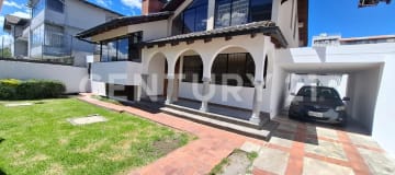 Casa comercial en Quito centro-norte, 4 oficinas, 3 parqueos
