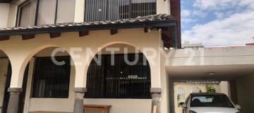 Casa comercial en Quito centro-norte, 4 oficinas, 3 parqueos