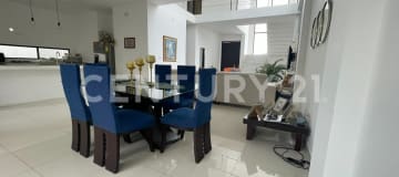 Casa esquinera 261 m² en urbanización exclusiva - $290K