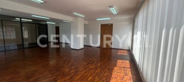 Oficina 80m² en La Mariscal: vista, 2 ambientes y parquet