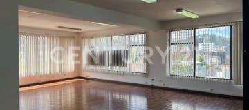 Oficina 80m² en La Mariscal: vista, 2 ambientes y parquet