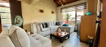 VENTA DE CASA CON AMPLIO PORCHE TRASERO EN EL BULEVAR DE LAS ACACIAS AV