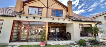 VENTA DE CASA CON AMPLIO PORCHE TRASERO EN EL BULEVAR DE LAS ACACIAS AV