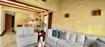 VENTA DE CASA CON AMPLIO PORCHE TRASERO EN EL BULEVAR DE LAS ACACIAS AV