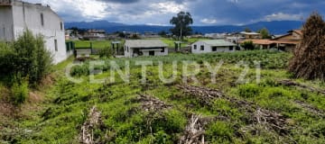 Terreno 884m² en Sangolquí: casa + huerto, uso residencial o comercial