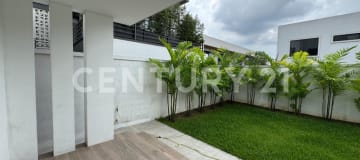 Casa en El Condado: 3 hab. con baño privado y patio de 75m2