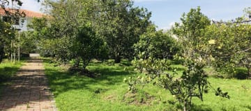 Country house for sale in Guayllabamba, with 2-story house, BBQ and fruit trees