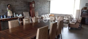 Casa 6 dormitorios en Cumbayá, accesible y con piscina temperada