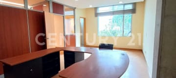 Oficina amoblada de 114m² en edificio corporativo - 2 parqueaderos