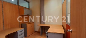 Oficina amoblada de 114m² en edificio corporativo - 2 parqueaderos