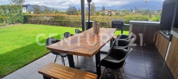 Casa con vista en Puembo - 282m², jardín y seguridad 24/7