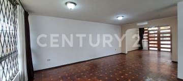 Casa en alquiler en Pinar Bajo con 300m², jardín y parqueadero
