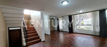 Casa en alquiler en Pinar Bajo con 300m², jardín y parqueadero