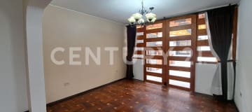 Casa en alquiler en Pinar Bajo con 300m², jardín y parqueadero