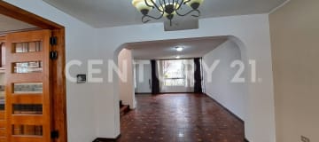 Casa en alquiler en Pinar Bajo con 300m², jardín y parqueadero
