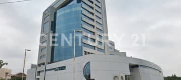 Parqueo techado en Centro Empresarial Las Cámaras - $15,000