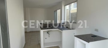 Casa esquinera en conjunto residencial con piscina y club social