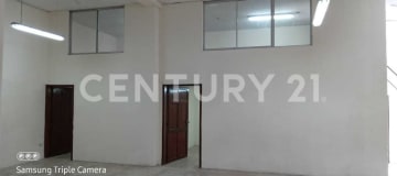 Bodega y oficinas en edificio de 4 pisos con taller industrial
