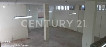 Bodega y oficinas en edificio de 4 pisos con taller industrial