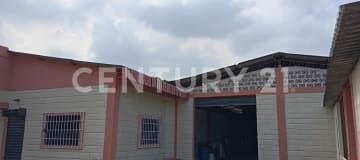 Galpón industrial con bodega y parqueo para camiones