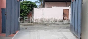 Galpón industrial con bodega y parqueo para camiones
