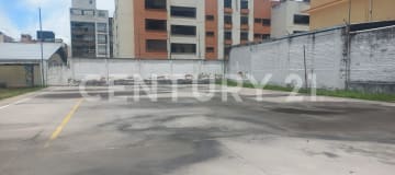Terreno 2633m² en La Gasca: uso residencial con potencial de 6 pisos