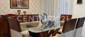 Casa familiar con terraza y jacuzzi en zona tranquila