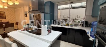 Casa familiar con terraza y jacuzzi en zona tranquila