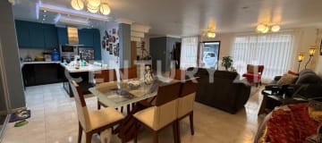 Casa familiar con terraza y jacuzzi en zona tranquila