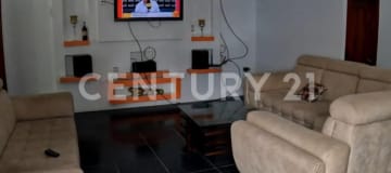 Hogar con piscina privada, 230 m² y suites amplias