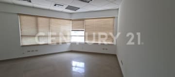 Oficinas en 98m² con 2 parqueos y ascensor en primer piso