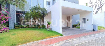 Casa minimalista en Pórtico del Río - $500,000 con parqueo